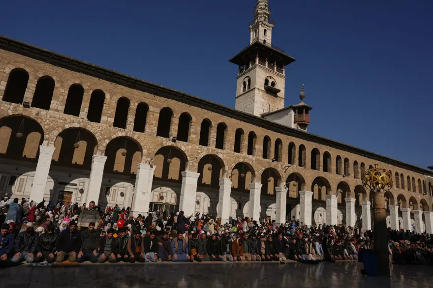 Emevi Camisi'nin halıları Türkiye'den gidecek. Yüzde yüz yün olacak. 6
