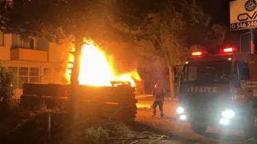 Park halindeki araç alev topuna döndü