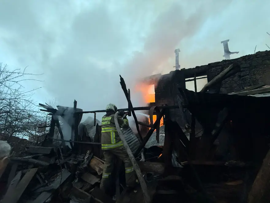 Balıkesir'de yangın: 5 ev hasar gördü 2