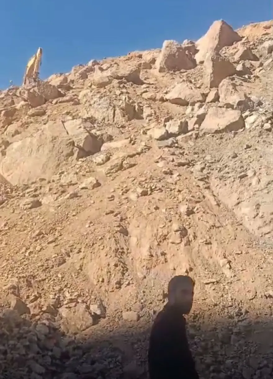 Hakkari'de faciadan dönüldü: Minibüsün üzerine kaya parçaları düştü 4