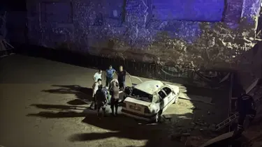 Otomobil inşaat temeline devrildi: 3'ü ağır 4 yaralı