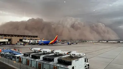 ABD'de toz fırtınası: Uçuşlar durdu, şehir karanlığa gömüldü