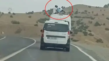 Minibüs üzerinde tehlikeli yolculuk