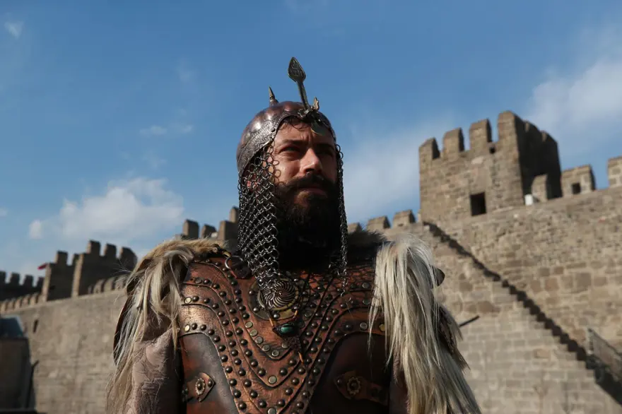 Giydiği kıyafeti çizme, yüzük, kılıç kınıyla tamamlıyor: 33 yaşındaki Gezer alp kıyafetliyle ilgi çekiyor 7