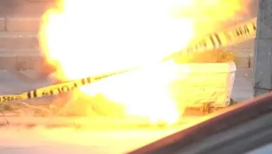 Kaldırıma bırakılan oyuncak ayı fünye ile patlatıldı