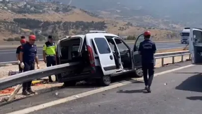 Bariyer motordan girdi, bagaj bölümünden çıktı: Korkunç kazada iki can kaybı