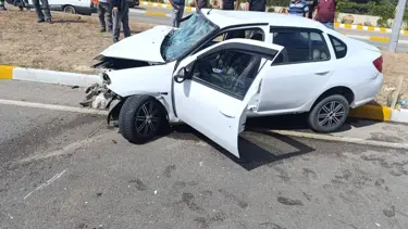 Kepçeye çarpan otomobilin sürücüsü yaralandı