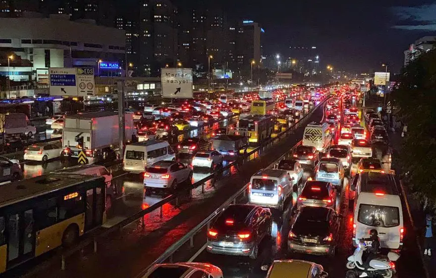 İstanbul'da sağanak hayatı olumsuz etkiledi 1
