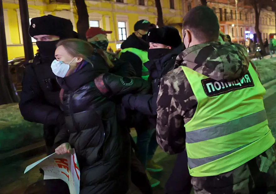 Rusya'da savaş karşıtı protestolarda 3 bin aşkın kişi gözaltına alındı 5