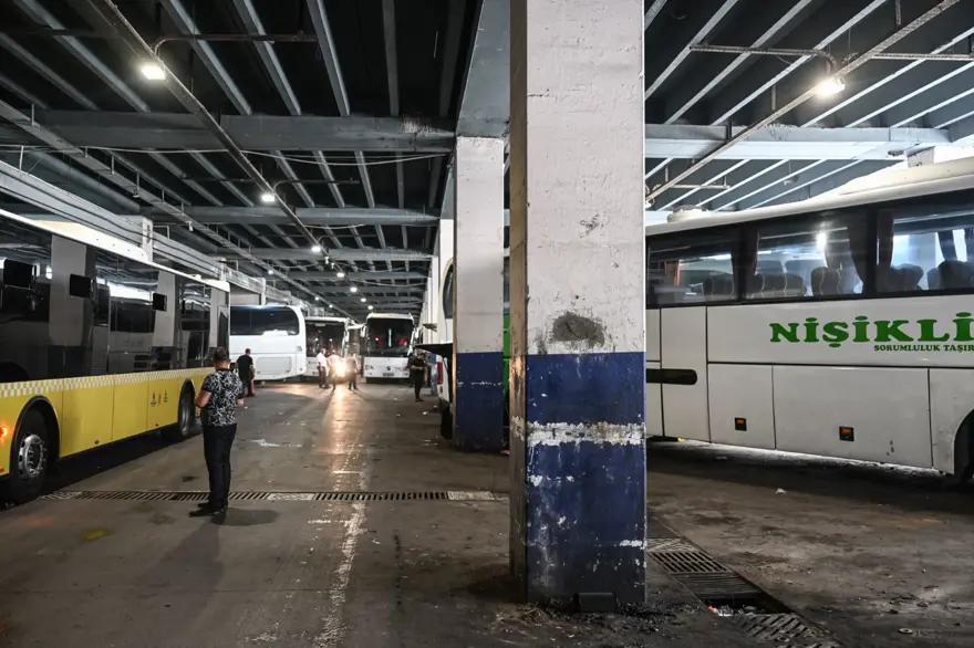 Sıva düştü pas göründü | İstanbul Otogarı'nda tehlike 3