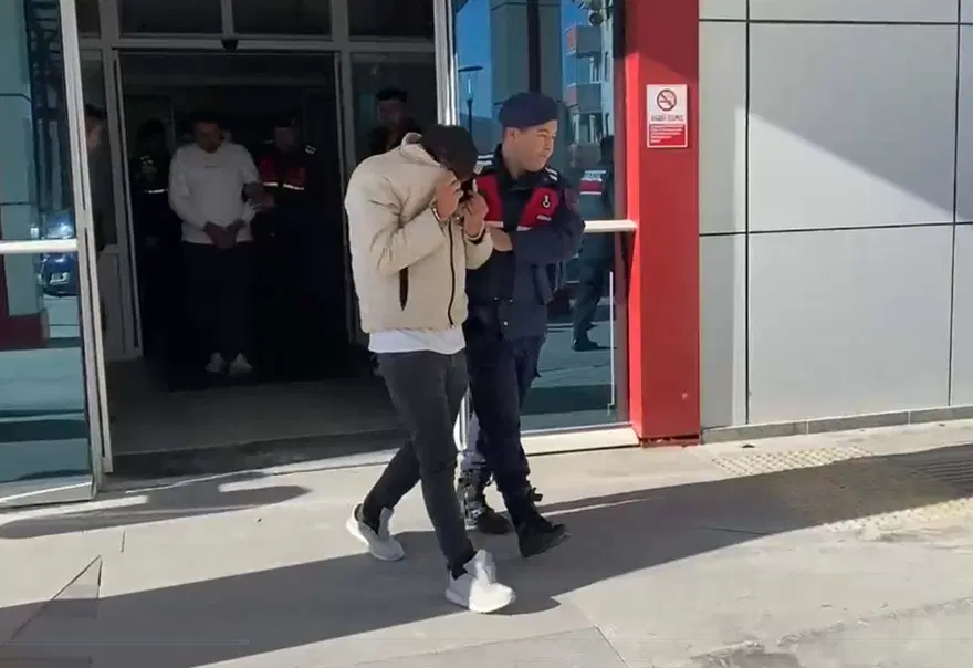 Üç hırsız çiftçi çiftedehşeti yaşattı: Koli bandıyla bağlayıp evi soydular 4 Üç hırsız çiftçi çiftedehşeti yaşattı: Koli bandıyla bağlayıp evi soydular 4
