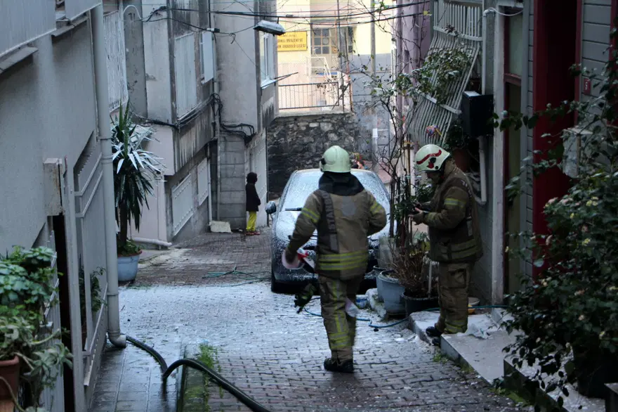 Beyoğlu’nda yangın: 86 yaşındaki kadın ağır yaralı 4