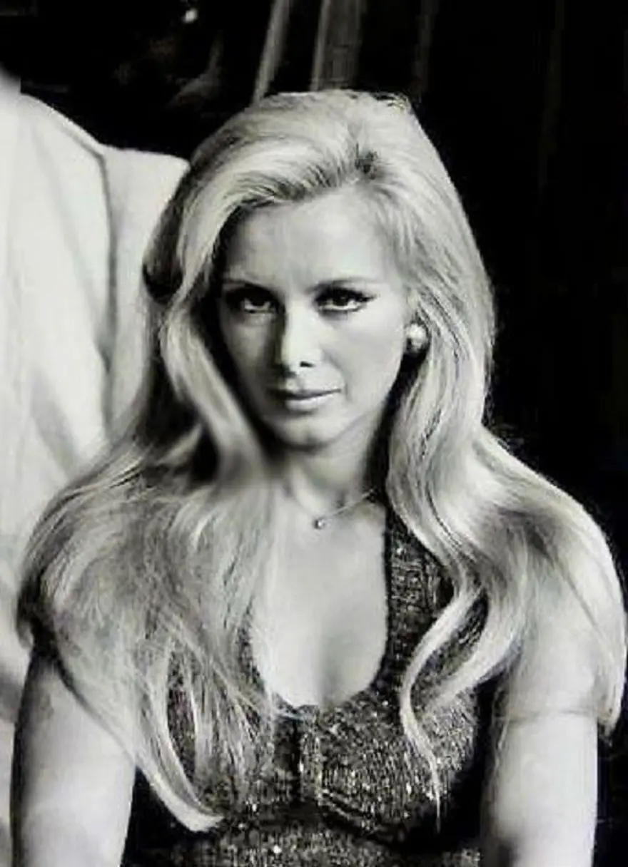 PEK ÇOK SİNEMA YILDIZI GİBİ SAHNEYE ÇIKTI 6