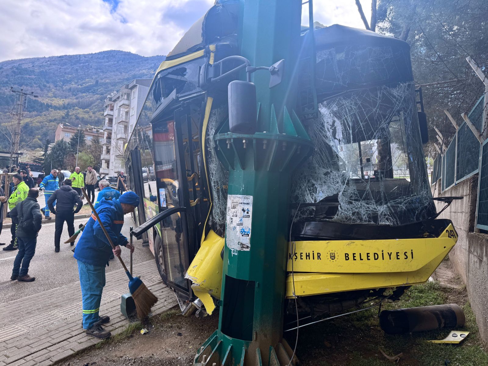 Bursa’da belediye otobüsü kaza yaptı: 8 yaralı