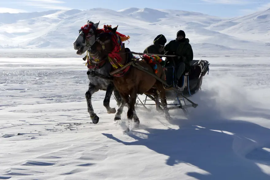 Donan Çıldır Gölü'nde balık tutuyorlar 2