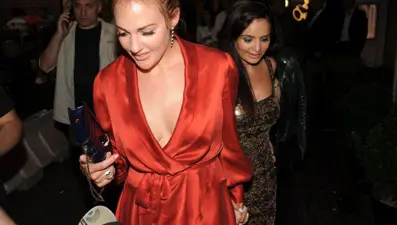 Ruby Dhalla, Meryem Uzerli’nin elini bırakmadı