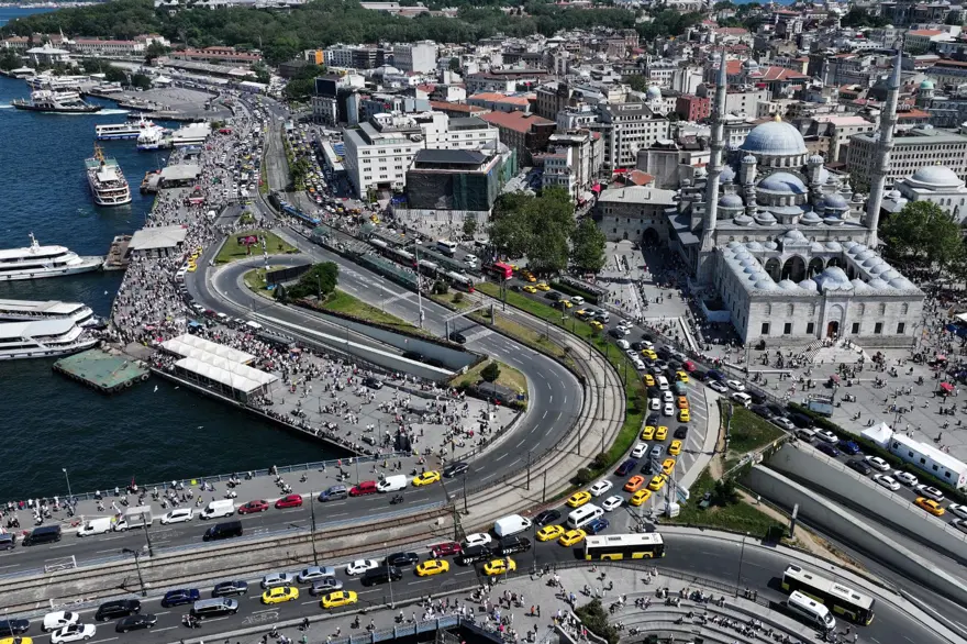 İstanbul'un turistik yerlerinde yoğunluk: Sıcak havaya rağmen meydanlar doldu 1 İstanbul'un turistik yerlerinde yoğunluk: Sıcak havaya rağmen meydanlar doldu 1