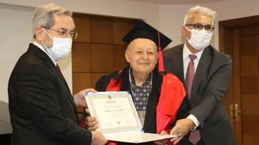 Türkiye'nin en yaşlı üniversite öğrencisi hukuk fakültesinden mezun oldu