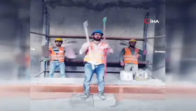 İnşaat malzemeleriyle defile yapıp şarkı söyleyen işçiler, sosyal medyayı salladı