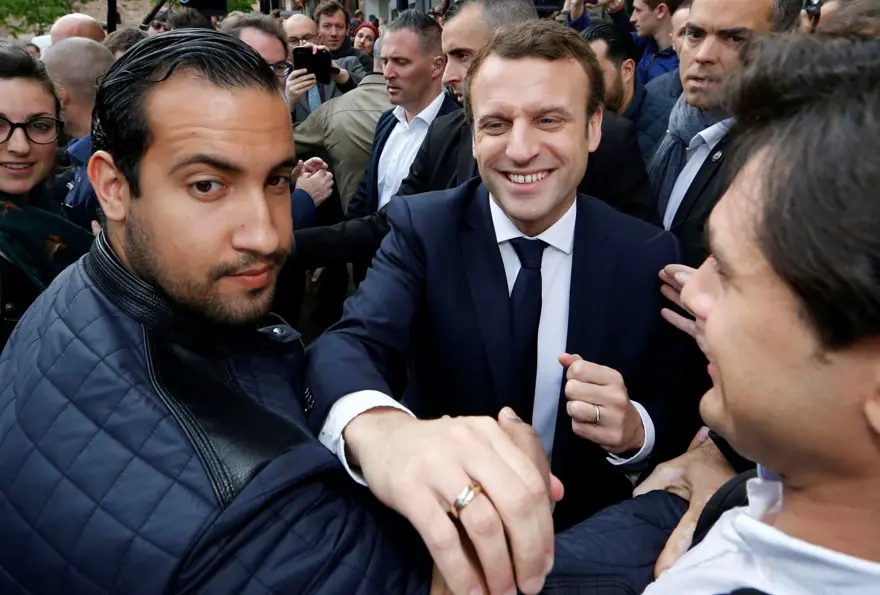Macron'un göstericiyi darp eden korumasına gözaltı 1 Macron'un göstericiyi darp eden korumasına gözaltı 1