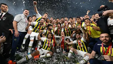 61. Ziraat Türkiye Kupası'nın sahibi Fenerbahçe kupasını aldı