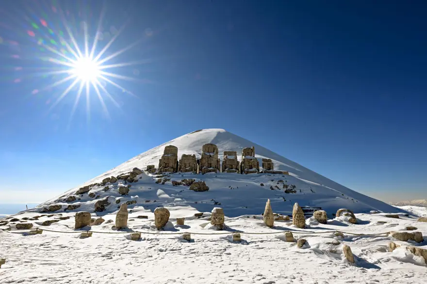 Nemrut Dağı'ndan eşsiz görüntüler: Dev heykeller karlar altında kaldı 2