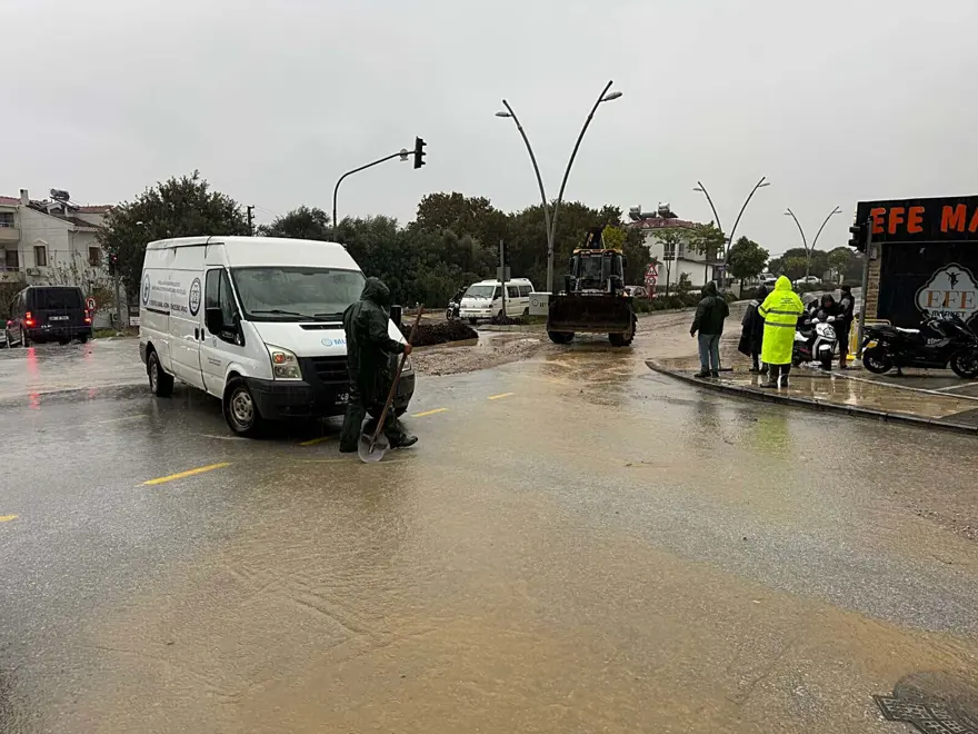 Datça'da sağanak nedeniyle dere taştı, ev ve iş yerlerini su bastı 2