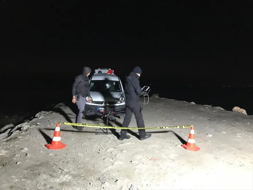 Mersin'de denizde kaybolan iki bekçiyi arama çalışmaları sürüyor 2 Mersin'de denizde kaybolan iki bekçiyi arama çalışmaları sürüyor 2