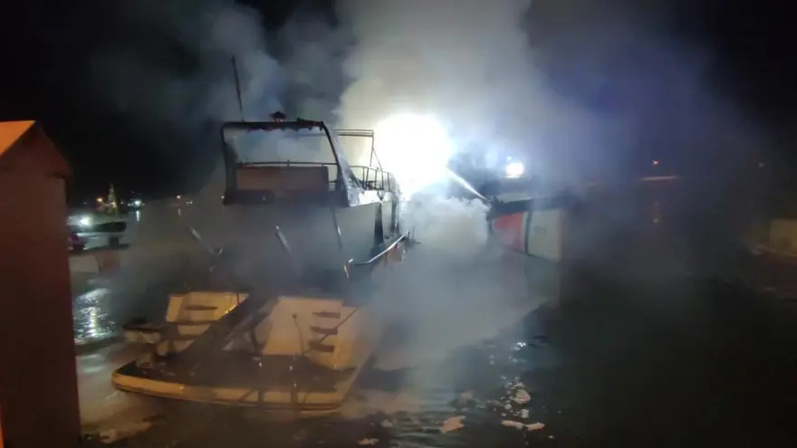 Balıkçı barınağındayangın paniği: Yat alevlere teslim oldu 5