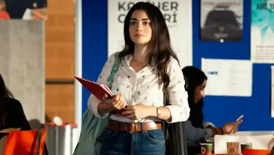 Sol Yanım ilk bölümde Serra, okula limuzinle giderek tüm bakışların üzerinde toplayacak