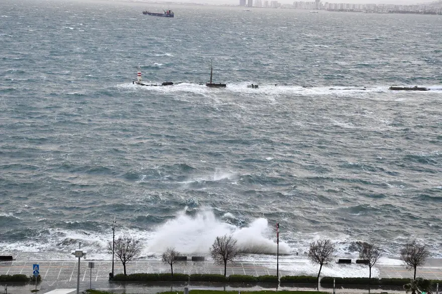 İzmir'de fırtına: Deniz taştı, işyerlerini su bastı 27