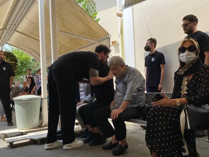 Ebru Gündeş annesini son yolculuğuna uğurladı 15