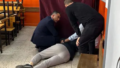 Sandık başında epilepsi nöbeti geçirdi, ilk müdahaleyi doktor başkan adayı yaptı