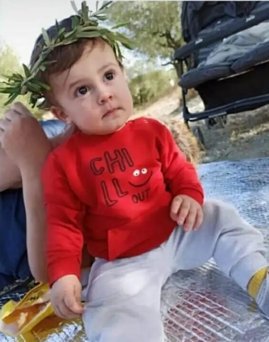 15 aylık Vedat’la dedesi aynı gün öldü: Tabutuna çok sevdiğiMickey Mouse bağlandı 1 15 aylık Vedat’la dedesi aynı gün öldü: Tabutuna çok sevdiğiMickey Mouse bağlandı 1