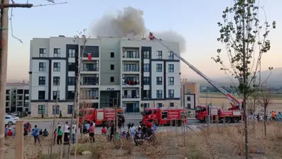 Çatıda yangın çıktı, sokağa döküldüler