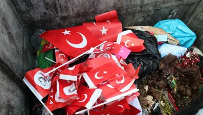 Türk bayraklarını çöpe atmışlar