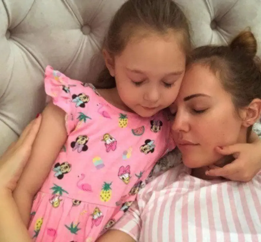 Meryem Uzerli ve kızları 6