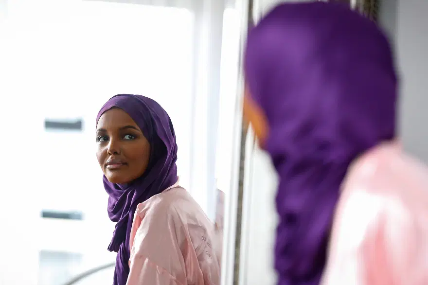 Mülteci kampından podyuma dünyanın ilk tesettürlü modeli Halima Aden’in hikayesi 4