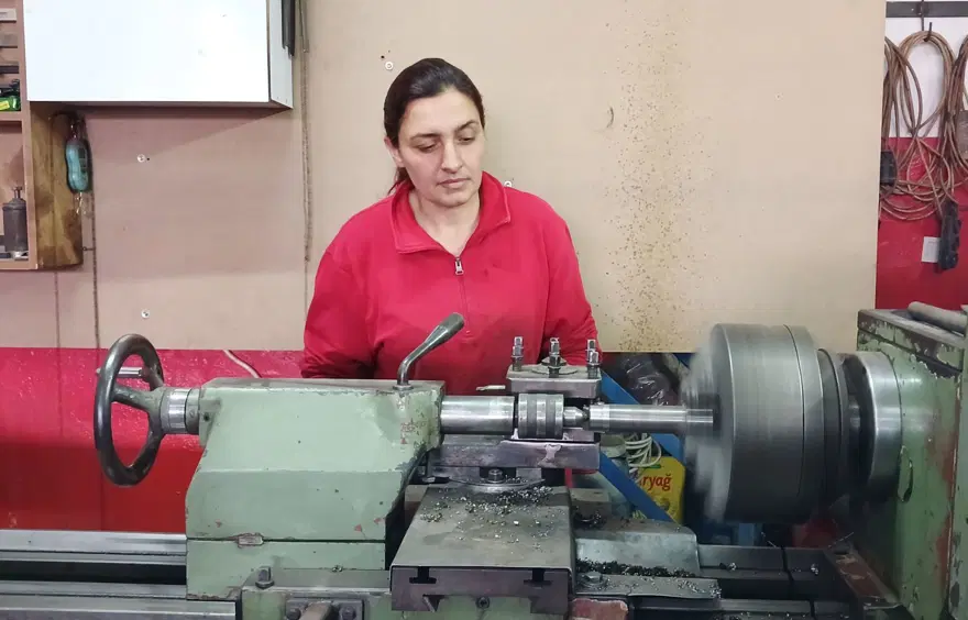 8 yıldır kaynak ve taşlama işi yapıyor: Çırak bulamayan eşinin destekçisi oldu 1 8 yıldır kaynak ve taşlama işi yapıyor: Çırak bulamayan eşinin destekçisi oldu 1