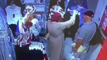 Müşteri gibi mağazaya girdi, turisti soyup çıktı
