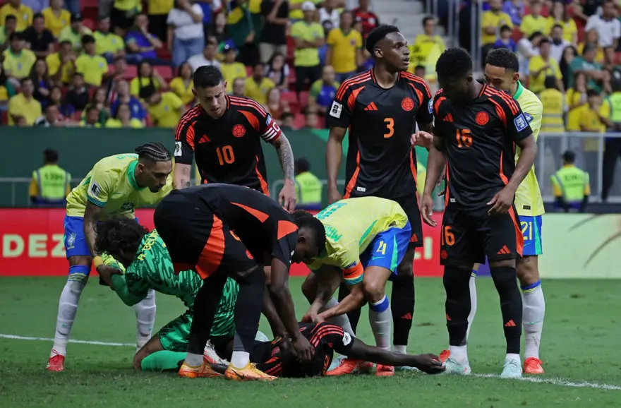 Galatasaraylı futbolcu Davinson Sanchez'in korku dolu anları: Kafa kafaya çarpıtı, bilinç kaybı yaşadı 1