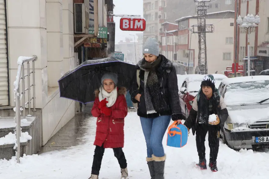 Hakkari’degece kar bastırdı, taşımalı eğitime ara verildi 2