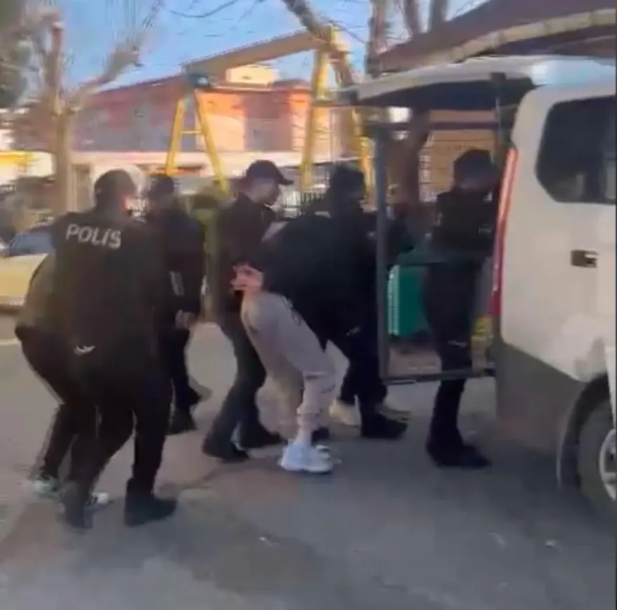 Taksici panik butonuna bastı, zehir tacirleri yakalandı 1