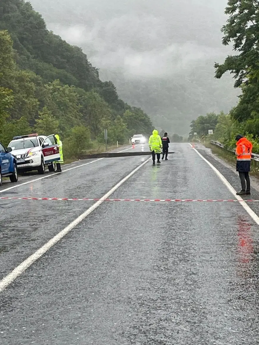 Karadeniz'i sel vurdu: Dereler taştı, yollar göle döndü, evleri su bastı 49 Karadeniz'i sel vurdu: Dereler taştı, yollar göle döndü, evleri su bastı 49