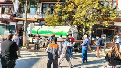 Freni boşalan tanker iş yerine girdi