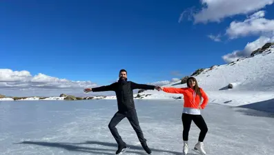 Hakkari'de donan gölde buz pateni