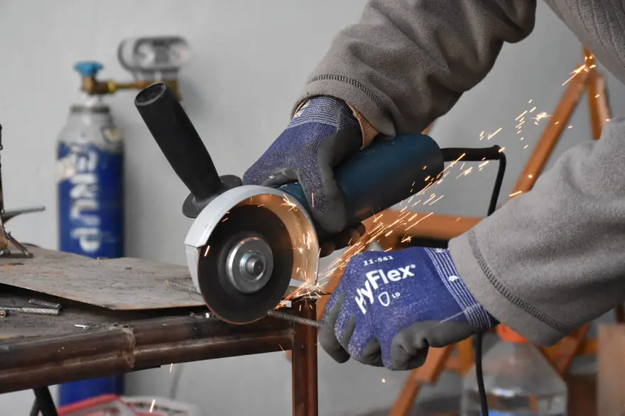 Güzel sanatlar öğrencisi duvarları renklendirip atık malzemeleri sanat eserine dönüştürüyor 7