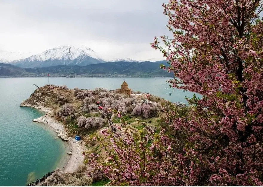 Van'ın Akdamar Adası’na ziyaretçi yağdı 3