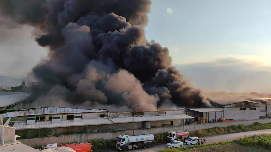 Bursa İnegöl'deki fabrika yangını kontrol altına alındı 16