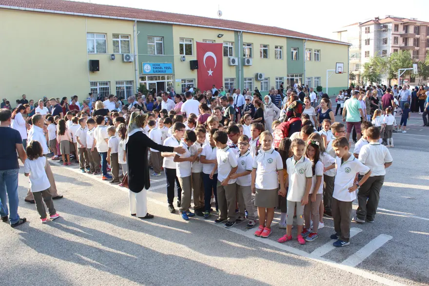 Okullar açıldı (18 milyon öğrenci ders başı yaptı) 14